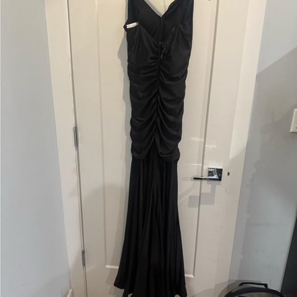 Elegant Black Evening Gown - Picture 2 of 2